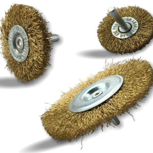 Assortiment divers de brosses rotatives circulaires sur tiges