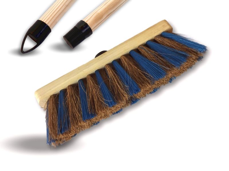 Balai de ménage en fibres de coco zèbré